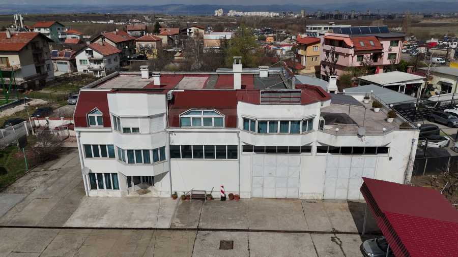 Multifunktionales Geb&auml;ude mit gro&szlig;em Grundst&uuml;ck im Bezirk "Suhodol" zu vermieten
