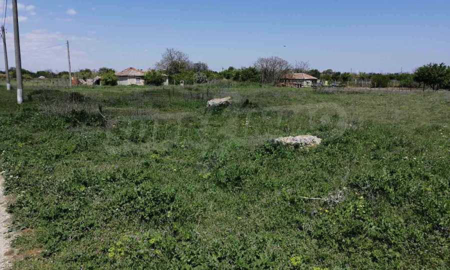 Парцел в регулация до чистите плажове и голф ривиерата, с. Топола