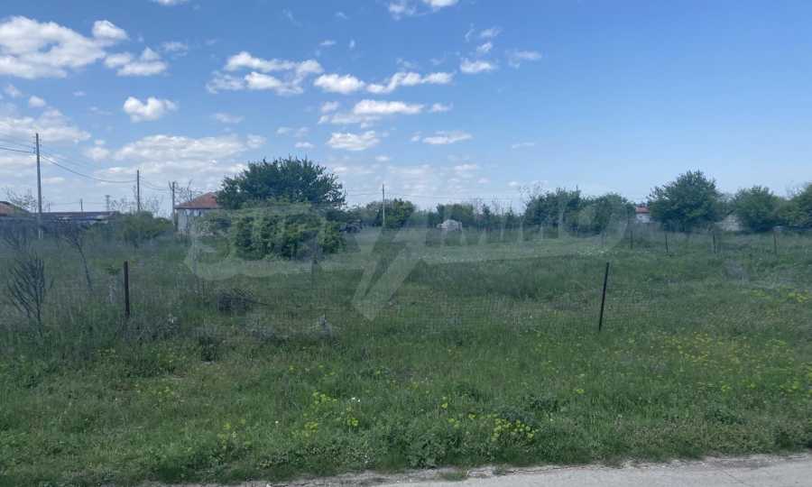 Парцел в регулация до чистите плажове и голф ривиерата, с. Топола