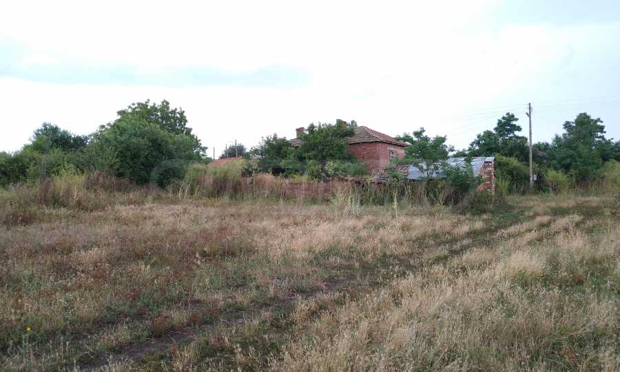 Продается участок со старым домом в селе Деветак, недалеко от АМ Тракия