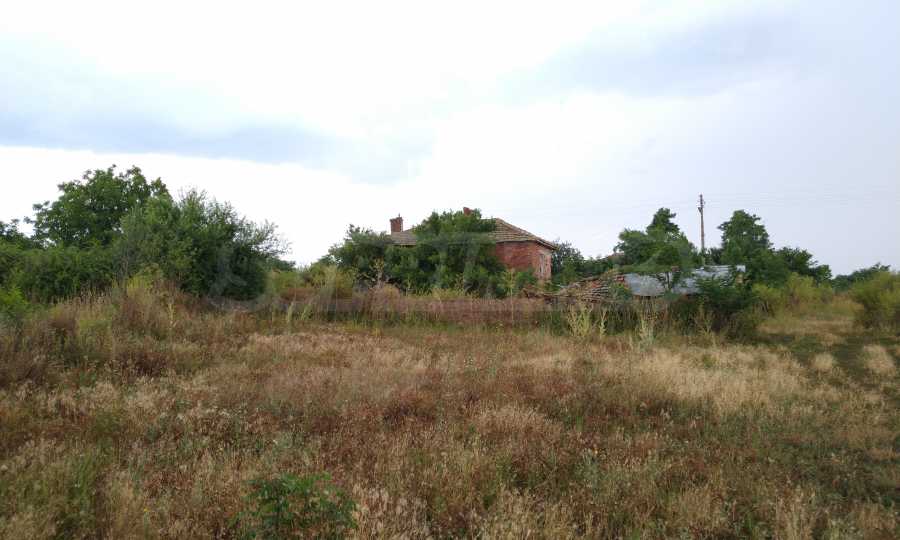 Продается участок со старым домом в селе Деветак, недалеко от АМ Тракия