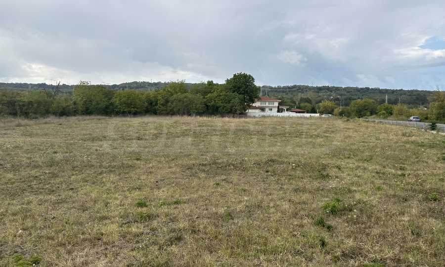 Grundst&uuml;ck in Gorna Oryahovitsa mit Blick auf die Hauptstra&szlig;e nach Arbanasi 