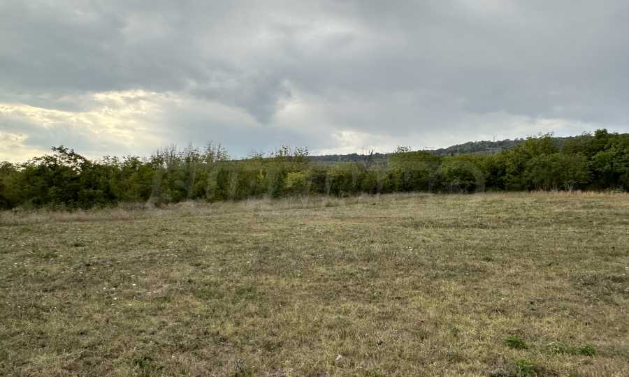 Grundst&uuml;ck in Gorna Oryahovitsa mit Blick auf die Hauptstra&szlig;e nach Arbanasi 
