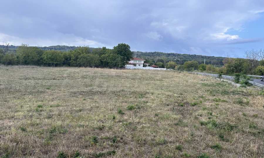 Grundst&uuml;ck in Gorna Oryahovitsa mit Blick auf die Hauptstra&szlig;e nach Arbanasi 