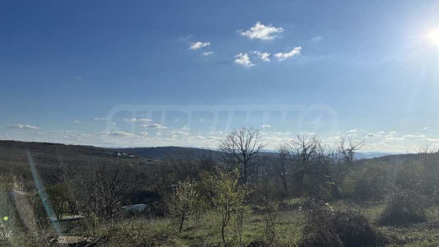 S&uuml;dliches Grundst&uuml;ck mit Potenzial f&uuml;r Wohnbau in der N&auml;he von Veliko Tarnovo 