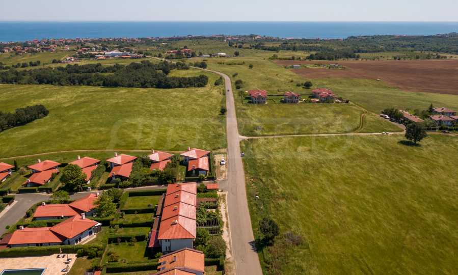 Investment plot on the main road between the villages of Velika and Lozenets 