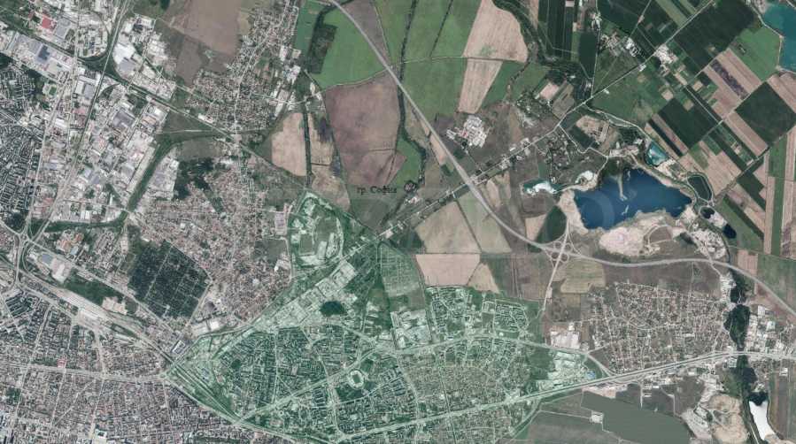 Земельный участок, расположенный в пределах установленной территории, выходящий на Чепинское шоссе, недалеко от автомагистрали «Европа». 