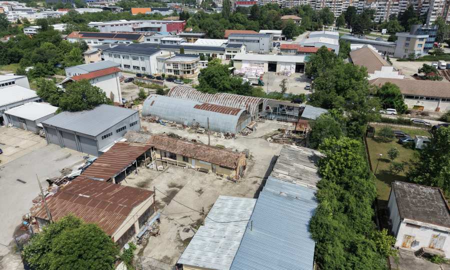 Инвестиционен имот с отлична локация и над 1000 кв.м застроена площ 