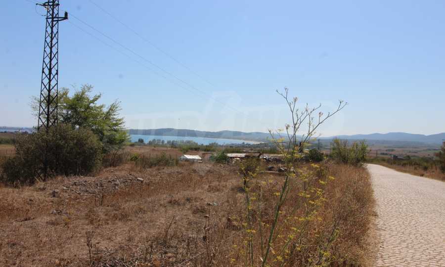 Regulated plot of land in a villa zone near the town of Chernomorets, next to the main road Burgas-Sozopol