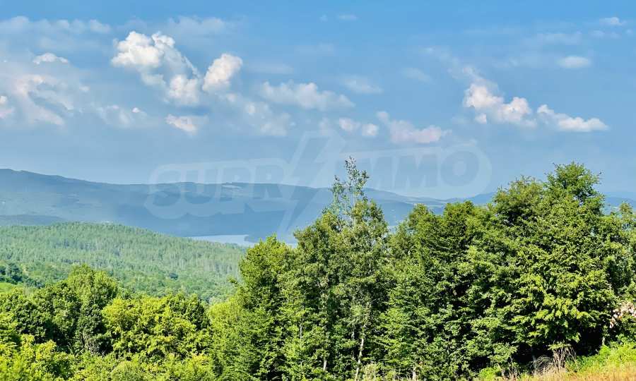 Grundst&uuml;ck mit wundersch&ouml;nem Panoramablick auf den Balkan und den Staudamm &bdquo;Yovkovtsi&ldquo;. 