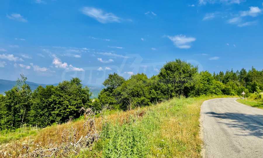 Grundst&uuml;ck mit wundersch&ouml;nem Panoramablick auf den Balkan und den Staudamm &bdquo;Yovkovtsi&ldquo;. 