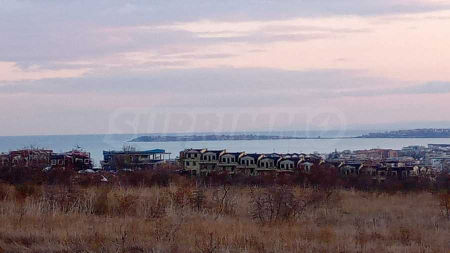 Урегулированный участок с видом на морской залив в экологически чистом районе недалеко от Солнечного Берега. 